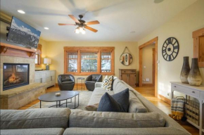 Sleeps 14! Amazing Home with Arcade and Hot Tub!